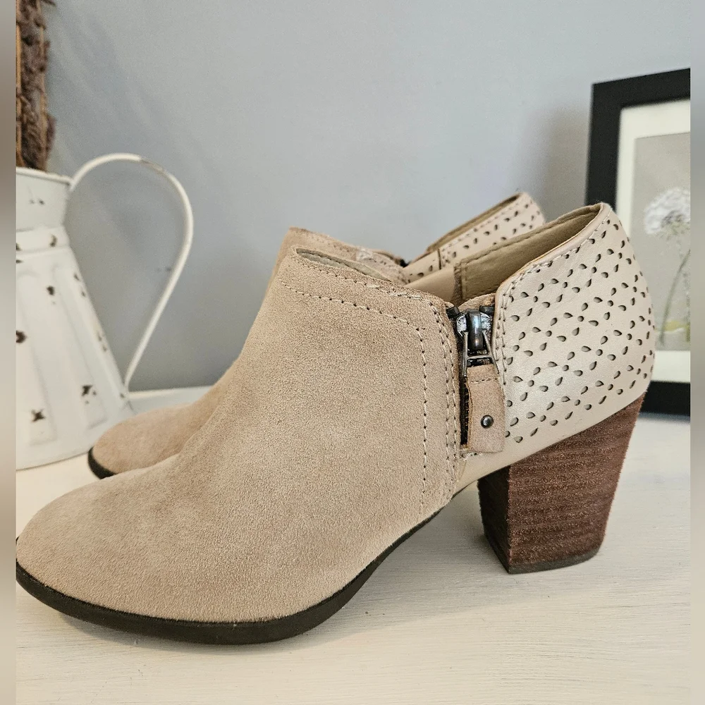 Dr. Scholl's Beige Leather/Suede Ankle Booties with Perforated Detail Sz 8M EUC - Picture 2 of 7